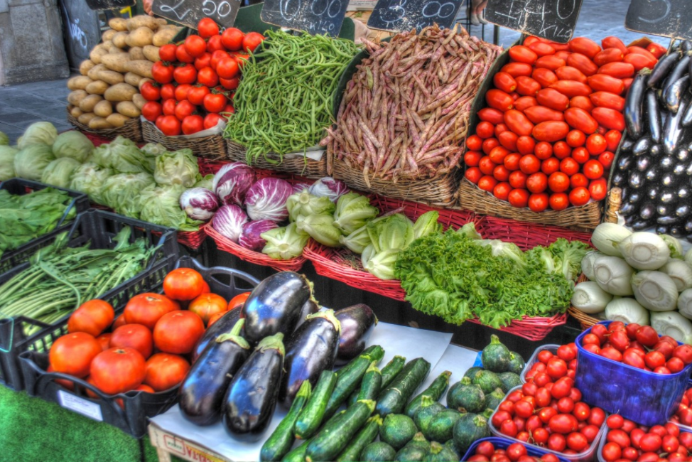 Marché étal fruits légumes